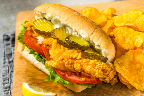 New Orleans po'boy met chips op de zijkant